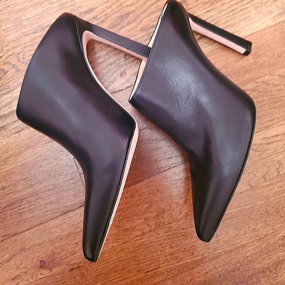 Stuart Weitzman Camila Mules Size 9.5 with original box and dust bag - Picture 3 of 9